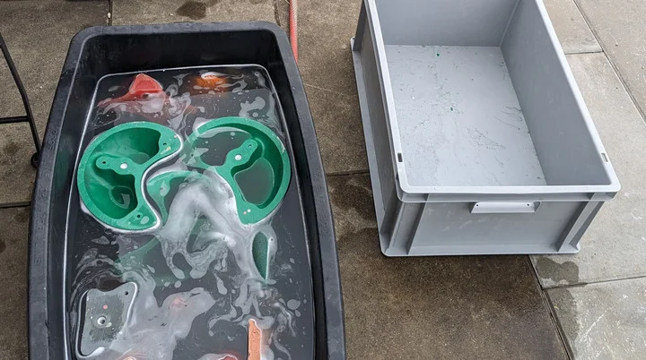 Griffe im Reinigungsbad | © Sebastijan Lokar Griffe im Reinigungsbad | © Sebastijan Lokar