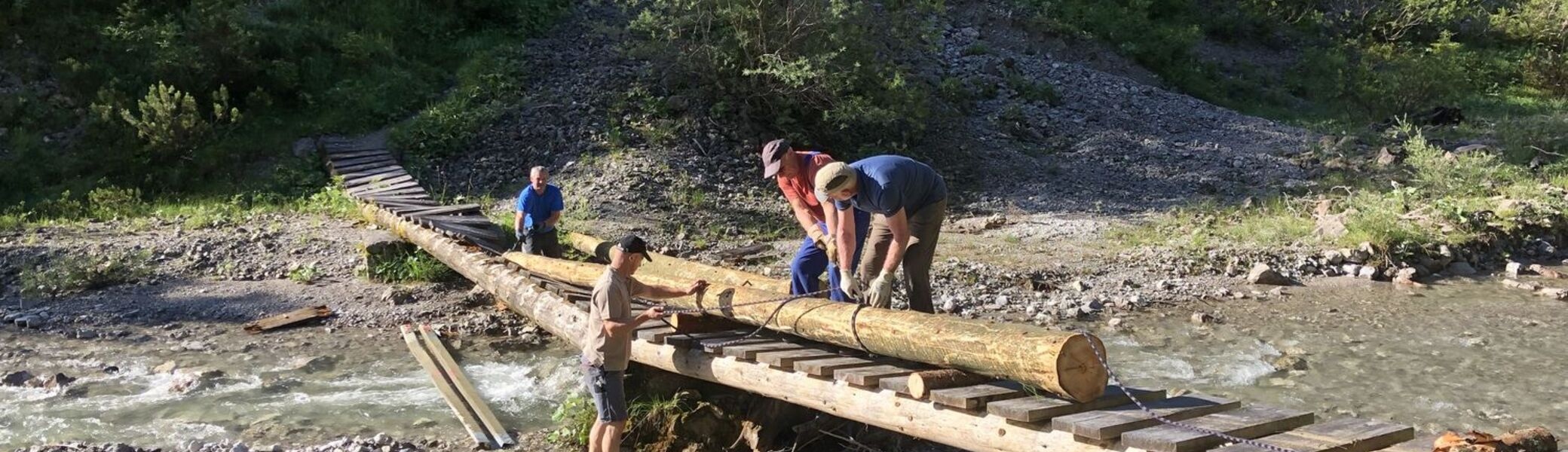 Der Wiederaufbau der Brücke, eine harte Arbeit | © G. Baumann